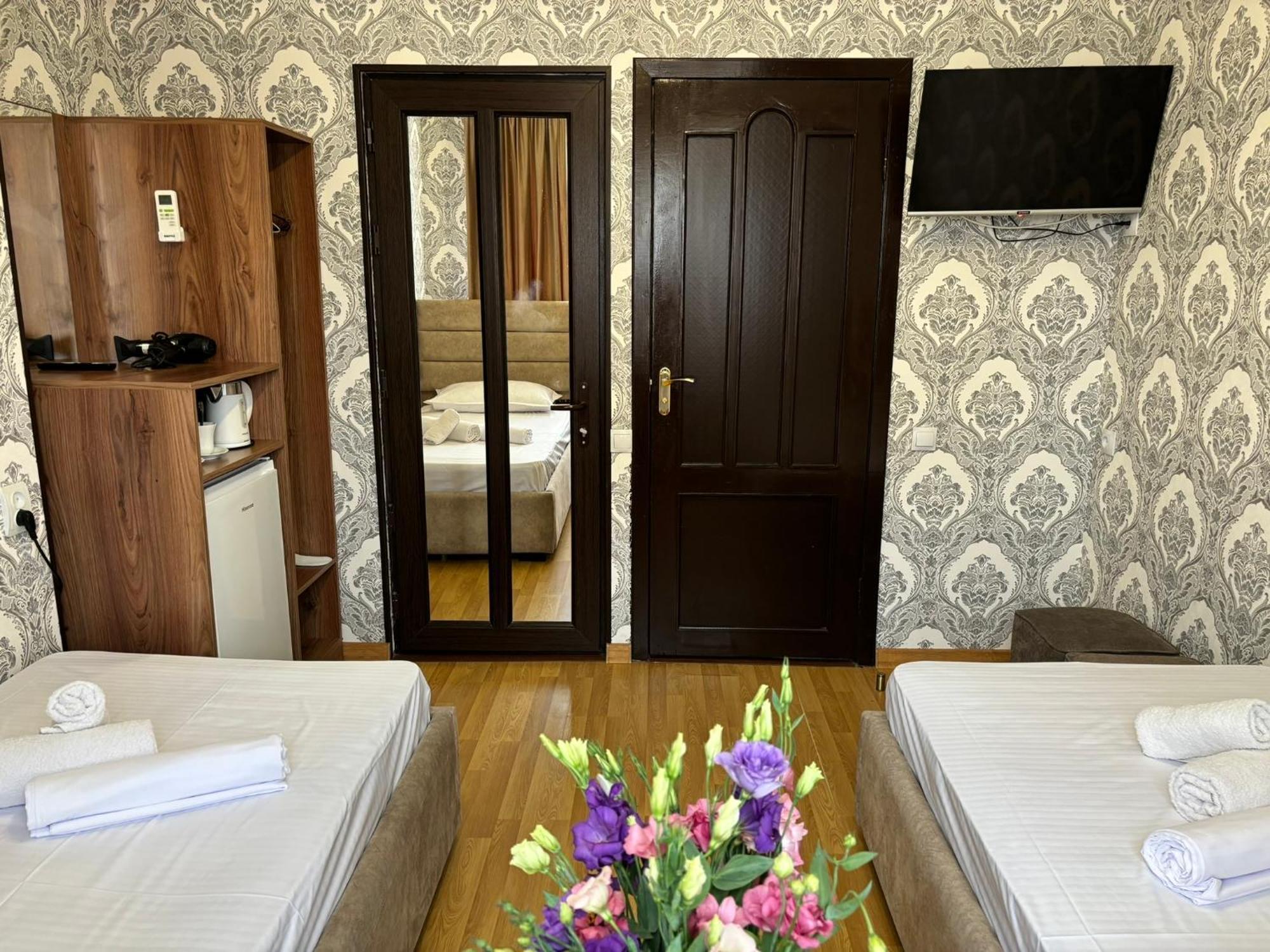 Styopa Hotel Jerevan Exteriör bild